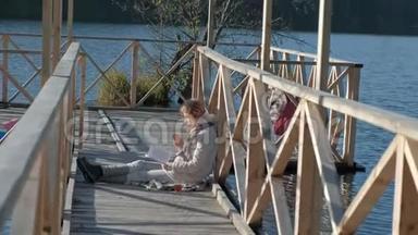 秋河附近的桥上的女人读一本书，吃一个苹果